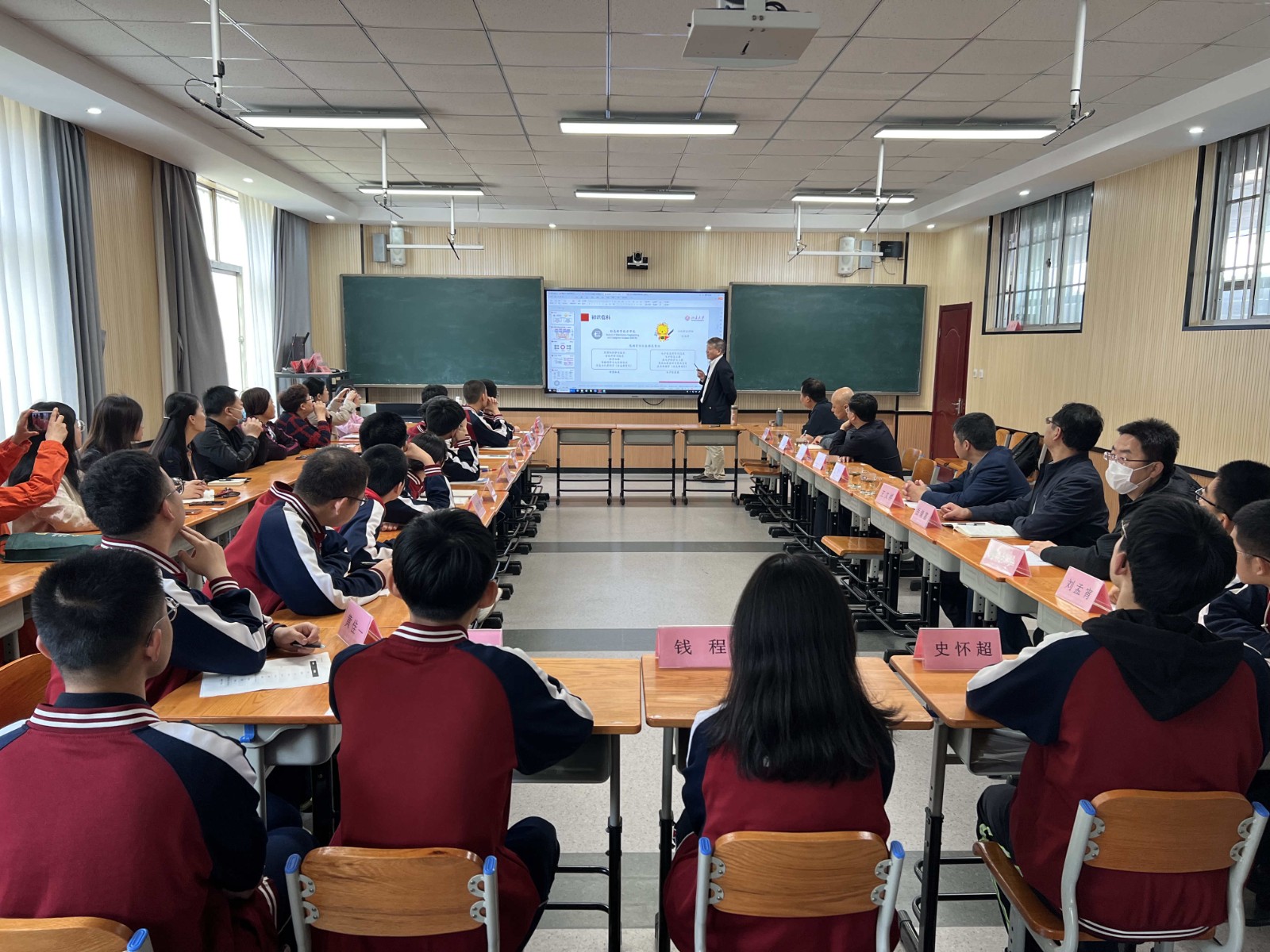 1.2024年4月17日，北京大学山东招生组组长马小兵，副组长王绍刚一行莅临昌邑一中进行生涯规划指导1.jpg
